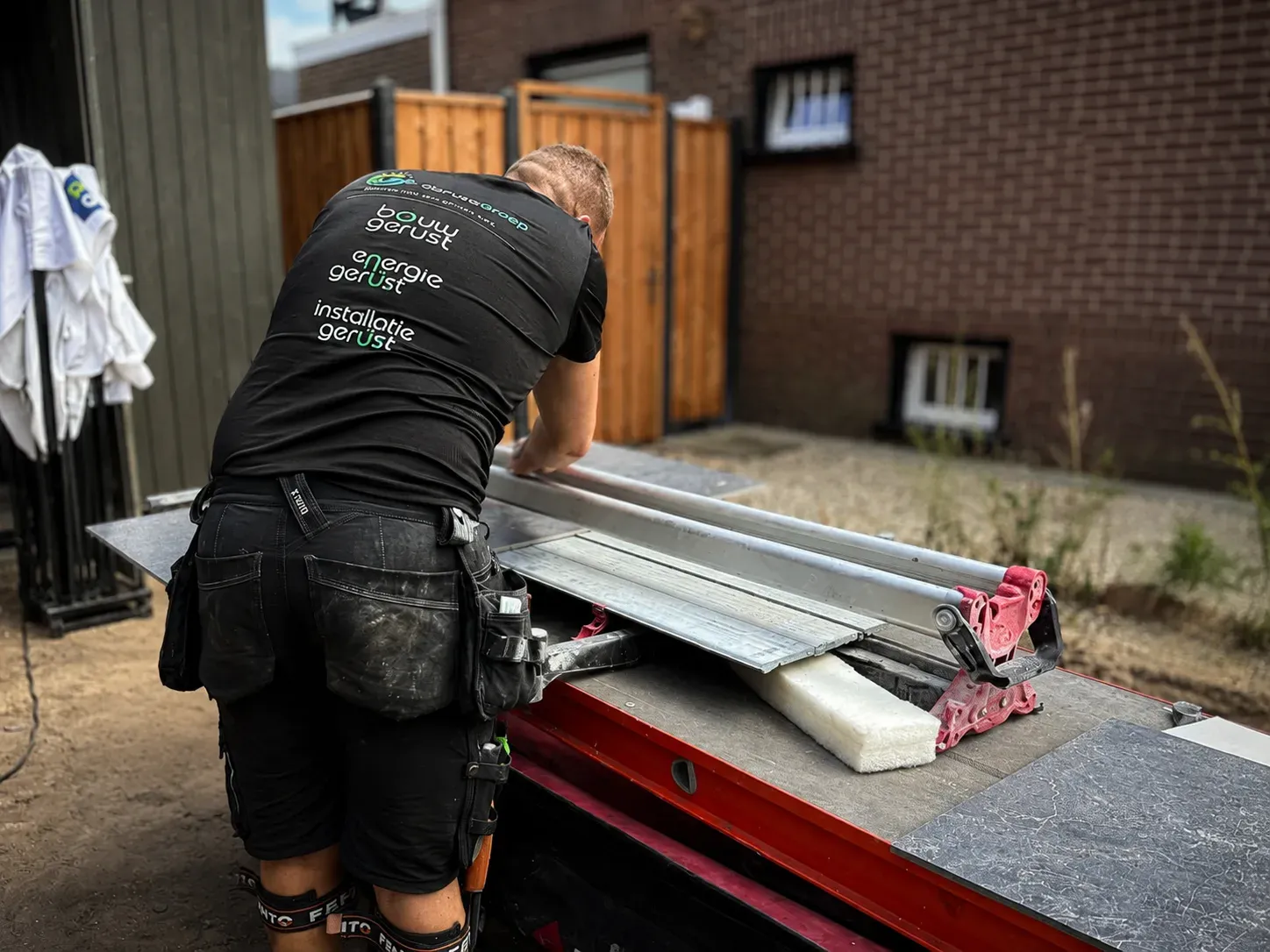 Monteur van GerustGroep verwerkt metalen profielen voor gevelbekleding