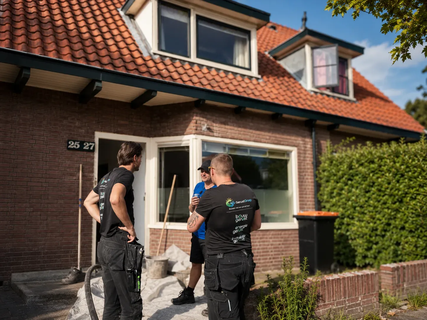 Specialisten van GerustGroep in gesprek bij een woning tijdens de opname