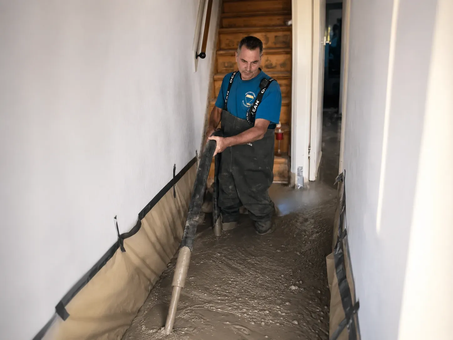 Specialist van EnergieGerust brengt vloerisolatie aan vanuit de kruipruimte van een woning in Deventer
